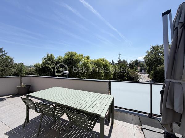 Sur la commune de Craponne, à deux minutes du centre ville, de ses commerces, écoles, TCL .... je vous propose cet appartement d'une surface de 61 M2 avec une terrasse de 73 M2 en triple exposition. Situé au 2ème et dernier étage d'un immeuble construit en 2023, ce futur lieu de vie vous offre une belle pièce de vie avec espace cuisine entièrement équipée, et ouvrant sur la terrasse - la partie nuit : deux chambres dont une avec dressing, une salle de bains.
Chauffage central individuel - possibilité d'un garage PMR en sus (15 000 euros) - Cette copropriété regroupe 22 appartements dont 10 dans cette allée - 
Une visite s'impose -