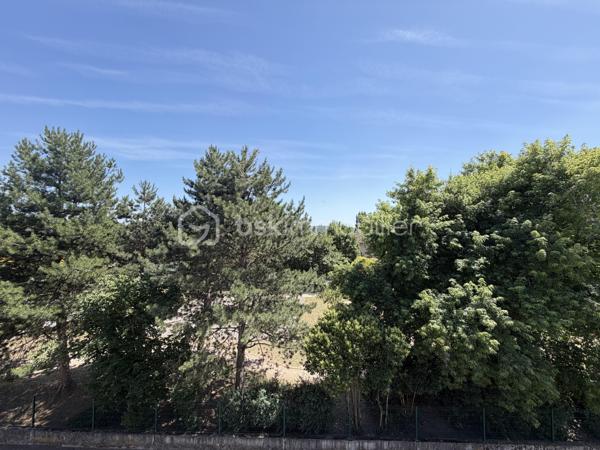 Sur la commune de Craponne, à deux minutes du centre ville, de ses commerces, écoles, TCL .... je vous propose cet appartement d'une surface de 61 M2 avec une terrasse de 73 M2 en triple exposition. Situé au 2ème et dernier étage d'un immeuble construit en 2023, ce futur lieu de vie vous offre une belle pièce de vie avec espace cuisine entièrement équipée, et ouvrant sur la terrasse - la partie nuit : deux chambres dont une avec dressing, une salle de bains.
Chauffage central individuel - possibilité d'un garage PMR en sus (15 000 euros) - Cette copropriété regroupe 22 appartements dont 10 dans cette allée - 
Une visite s'impose -
