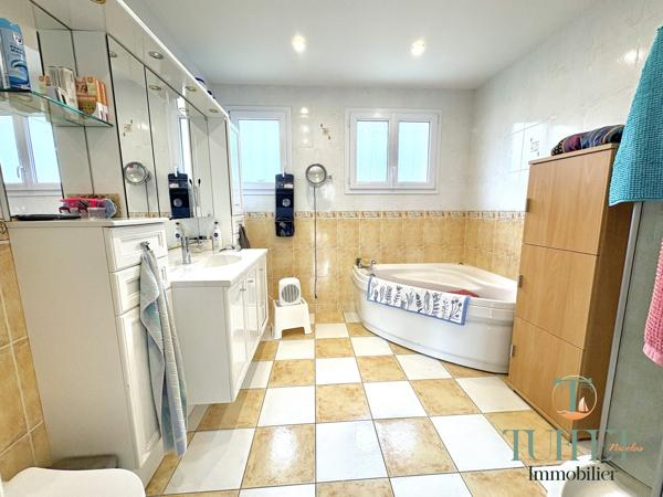 Maison principale + maison d'amis et grand Jardin