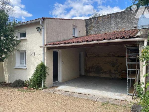 Argentonnay, centre-bourg, maison avec dépendance.
Elle se compose : entrée sur séjour avec ch...