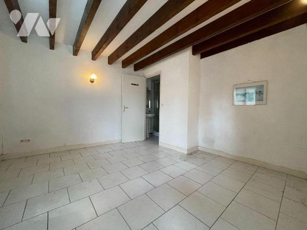 Argentonnay, centre-bourg, maison avec dépendance.
Elle se compose : entrée sur séjour avec ch...