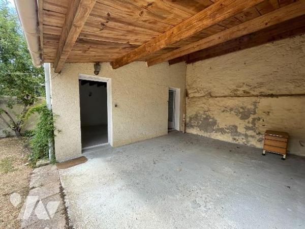 Argentonnay, centre-bourg, maison avec dépendance.
Elle se compose : entrée sur séjour avec ch...