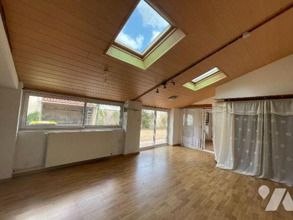 Argentonnay, centre-bourg, maison avec dépendance.
Elle se compose : entrée sur séjour avec ch...