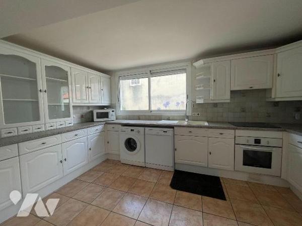 Argentonnay, centre-bourg, maison avec dépendance.
Elle se compose : entrée sur séjour avec ch...