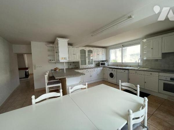 Argentonnay, centre-bourg, maison avec dépendance.
Elle se compose : entrée sur séjour avec ch...