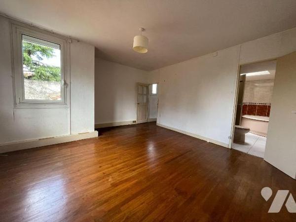 Argentonnay, centre-bourg, maison avec dépendance.
Elle se compose : entrée sur séjour avec ch...