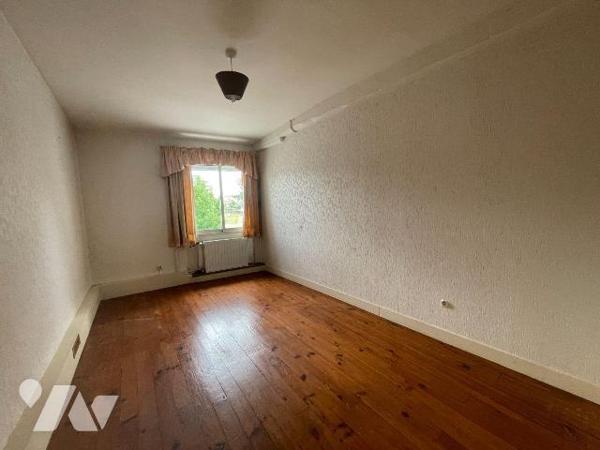 Argentonnay, centre-bourg, maison avec dépendance.
Elle se compose : entrée sur séjour avec ch...