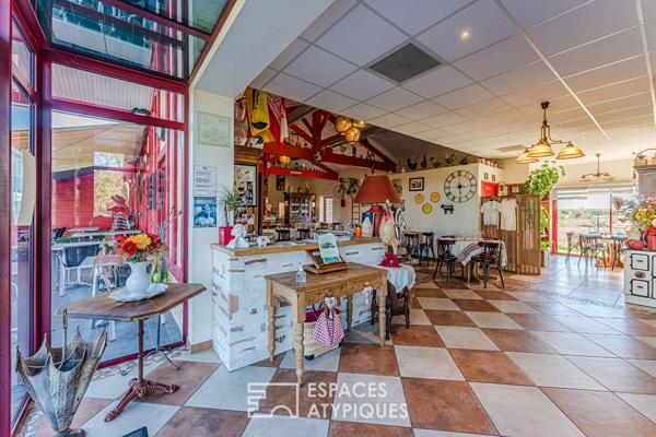 Murs de restaurant entre forêt et océan