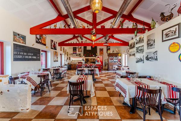 Murs de restaurant entre forêt et océan