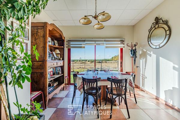 Murs de restaurant entre forêt et océan