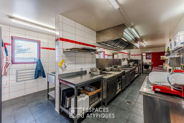Murs de restaurant entre forêt et océan