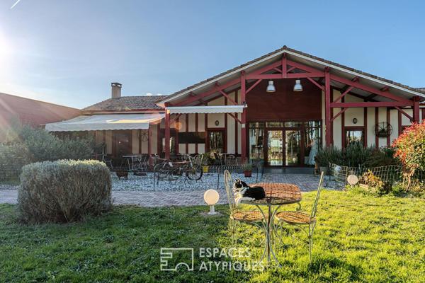 Murs de restaurant entre forêt et océan