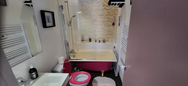 Centre La Roche Posay, bel immeuble 3 appartements