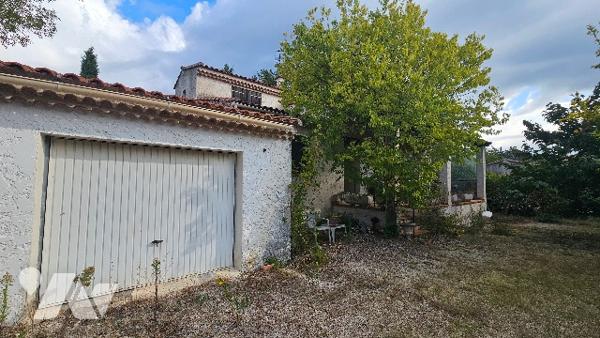 Maison à rénover offrant de beaux volumes, un beau jardin et un potentiel exceptionnel à saisir !!
