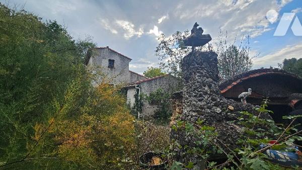Maison à rénover offrant de beaux volumes, un beau jardin et un potentiel exceptionnel à saisir !!