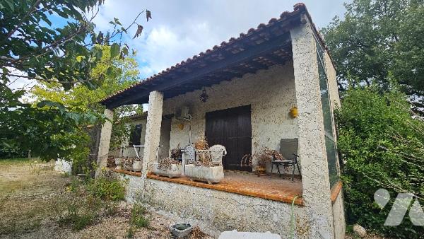 Maison à rénover offrant de beaux volumes, un beau jardin et un potentiel exceptionnel à saisir !!