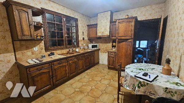 Maison à rénover offrant de beaux volumes, un beau jardin et un potentiel exceptionnel à saisir !!