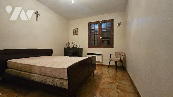 Maison à rénover offrant de beaux volumes, un beau jardin et un potentiel exceptionnel à saisir !!