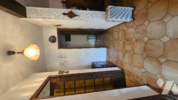 Maison à rénover offrant de beaux volumes, un beau jardin et un potentiel exceptionnel à saisir !!