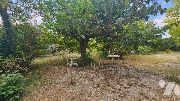 Maison à rénover offrant de beaux volumes, un beau jardin et un potentiel exceptionnel à saisir !!