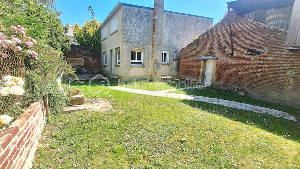 Venez découvrir cette maison située dans une impasse à deux pas de la collégiale Notre-Dame de l'Assomption!
Elle vous séduira par ses volumes ainsi que sa luminosité.
Une fois la porte franchie vous trouverez un grand couloir desservant une belle pièce de vie, un bureau, une salle de bain, un WC ainsi qu'une cuisine.
A l'étage, 3 belles chambres, une salle d'eau ainsi qu'un espace grenier vous offrant la possibilité de réaliser aisément une 4ème chambre.
Vous disposez également d'une cave.

Extérieur : Une terrasse pour vos repas en famille ainsi qu'un grand garage avec fosse et arrivée d'eau.
Le tout bâti sur 239m² de terrain.

Pour votre confort toutes les huisseries sont en double vitrage PVC.
Le DPE est affiché en D.
Radiateur électrique.
Parking à proximité immédiate pour recevoir des amis ou de la famille.
Ecole et collège sur place ainsi que toutes les commodités.
Taxe foncière : 1 100€
Tout à l'égout.

N'hésitez pas à nous contacter pour une visite.