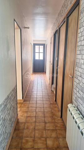 Venez découvrir cette maison située dans une impasse à deux pas de la collégiale Notre-Dame de l'Assomption!
Elle vous séduira par ses volumes ainsi que sa luminosité.
Une fois la porte franchie vous trouverez un grand couloir desservant une belle pièce de vie, un bureau, une salle de bain, un WC ainsi qu'une cuisine.
A l'étage, 3 belles chambres, une salle d'eau ainsi qu'un espace grenier vous offrant la possibilité de réaliser aisément une 4ème chambre.
Vous disposez également d'une cave.

Extérieur : Une terrasse pour vos repas en famille ainsi qu'un grand garage avec fosse et arrivée d'eau.
Le tout bâti sur 239m² de terrain.

Pour votre confort toutes les huisseries sont en double vitrage PVC.
Le DPE est affiché en D.
Radiateur électrique.
Parking à proximité immédiate pour recevoir des amis ou de la famille.
Ecole et collège sur place ainsi que toutes les commodités.
Taxe foncière : 1 100€
Tout à l'égout.

N'hésitez pas à nous contacter pour une visite.