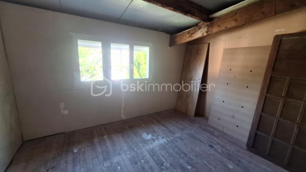 Venez découvrir cette maison située dans une impasse à deux pas de la collégiale Notre-Dame de l'Assomption!
Elle vous séduira par ses volumes ainsi que sa luminosité.
Une fois la porte franchie vous trouverez un grand couloir desservant une belle pièce de vie, un bureau, une salle de bain, un WC ainsi qu'une cuisine.
A l'étage, 3 belles chambres, une salle d'eau ainsi qu'un espace grenier vous offrant la possibilité de réaliser aisément une 4ème chambre.
Vous disposez également d'une cave.

Extérieur : Une terrasse pour vos repas en famille ainsi qu'un grand garage avec fosse et arrivée d'eau.
Le tout bâti sur 239m² de terrain.

Pour votre confort toutes les huisseries sont en double vitrage PVC.
Le DPE est affiché en D.
Radiateur électrique.
Parking à proximité immédiate pour recevoir des amis ou de la famille.
Ecole et collège sur place ainsi que toutes les commodités.
Taxe foncière : 1 100€
Tout à l'égout.

N'hésitez pas à nous contacter pour une visite.