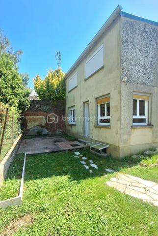 Venez découvrir cette maison située dans une impasse à deux pas de la collégiale Notre-Dame de l'Assomption!
Elle vous séduira par ses volumes ainsi que sa luminosité.
Une fois la porte franchie vous trouverez un grand couloir desservant une belle pièce de vie, un bureau, une salle de bain, un WC ainsi qu'une cuisine.
A l'étage, 3 belles chambres, une salle d'eau ainsi qu'un espace grenier vous offrant la possibilité de réaliser aisément une 4ème chambre.
Vous disposez également d'une cave.

Extérieur : Une terrasse pour vos repas en famille ainsi qu'un grand garage avec fosse et arrivée d'eau.
Le tout bâti sur 239m² de terrain.

Pour votre confort toutes les huisseries sont en double vitrage PVC.
Le DPE est affiché en D.
Radiateur électrique.
Parking à proximité immédiate pour recevoir des amis ou de la famille.
Ecole et collège sur place ainsi que toutes les commodités.
Taxe foncière : 1 100€
Tout à l'égout.

N'hésitez pas à nous contacter pour une visite.