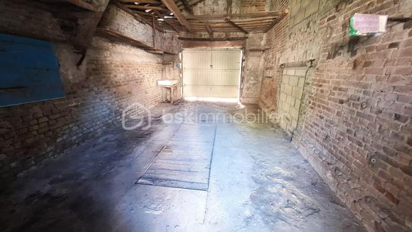 Venez découvrir cette maison située dans une impasse à deux pas de la collégiale Notre-Dame de l'Assomption!
Elle vous séduira par ses volumes ainsi que sa luminosité.
Une fois la porte franchie vous trouverez un grand couloir desservant une belle pièce de vie, un bureau, une salle de bain, un WC ainsi qu'une cuisine.
A l'étage, 3 belles chambres, une salle d'eau ainsi qu'un espace grenier vous offrant la possibilité de réaliser aisément une 4ème chambre.
Vous disposez également d'une cave.

Extérieur : Une terrasse pour vos repas en famille ainsi qu'un grand garage avec fosse et arrivée d'eau.
Le tout bâti sur 239m² de terrain.

Pour votre confort toutes les huisseries sont en double vitrage PVC.
Le DPE est affiché en D.
Radiateur électrique.
Parking à proximité immédiate pour recevoir des amis ou de la famille.
Ecole et collège sur place ainsi que toutes les commodités.
Taxe foncière : 1 100€
Tout à l'égout.

N'hésitez pas à nous contacter pour une visite.