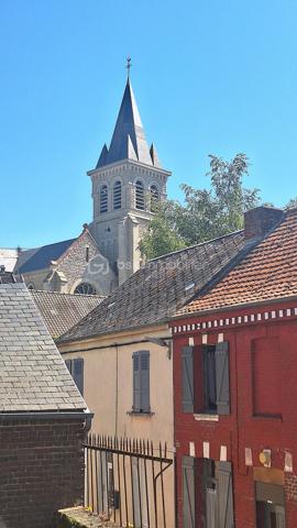 Venez découvrir cette maison située dans une impasse à deux pas de la collégiale Notre-Dame de l'Assomption!
Elle vous séduira par ses volumes ainsi que sa luminosité.
Une fois la porte franchie vous trouverez un grand couloir desservant une belle pièce de vie, un bureau, une salle de bain, un WC ainsi qu'une cuisine.
A l'étage, 3 belles chambres, une salle d'eau ainsi qu'un espace grenier vous offrant la possibilité de réaliser aisément une 4ème chambre.
Vous disposez également d'une cave.

Extérieur : Une terrasse pour vos repas en famille ainsi qu'un grand garage avec fosse et arrivée d'eau.
Le tout bâti sur 239m² de terrain.

Pour votre confort toutes les huisseries sont en double vitrage PVC.
Le DPE est affiché en D.
Radiateur électrique.
Parking à proximité immédiate pour recevoir des amis ou de la famille.
Ecole et collège sur place ainsi que toutes les commodités.
Taxe foncière : 1 100€
Tout à l'égout.

N'hésitez pas à nous contacter pour une visite.