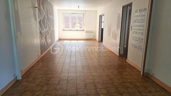 Venez découvrir cette maison située dans une impasse à deux pas de la collégiale Notre-Dame de l'Assomption!
Elle vous séduira par ses volumes ainsi que sa luminosité.
Une fois la porte franchie vous trouverez un grand couloir desservant une belle pièce de vie, un bureau, une salle de bain, un WC ainsi qu'une cuisine.
A l'étage, 3 belles chambres, une salle d'eau ainsi qu'un espace grenier vous offrant la possibilité de réaliser aisément une 4ème chambre.
Vous disposez également d'une cave.

Extérieur : Une terrasse pour vos repas en famille ainsi qu'un grand garage avec fosse et arrivée d'eau.
Le tout bâti sur 239m² de terrain.

Pour votre confort toutes les huisseries sont en double vitrage PVC.
Le DPE est affiché en D.
Radiateur électrique.
Parking à proximité immédiate pour recevoir des amis ou de la famille.
Ecole et collège sur place ainsi que toutes les commodités.
Taxe foncière : 1 100€
Tout à l'égout.

N'hésitez pas à nous contacter pour une visite.