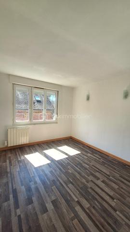 Venez découvrir cette maison située dans une impasse à deux pas de la collégiale Notre-Dame de l'Assomption!
Elle vous séduira par ses volumes ainsi que sa luminosité.
Une fois la porte franchie vous trouverez un grand couloir desservant une belle pièce de vie, un bureau, une salle de bain, un WC ainsi qu'une cuisine.
A l'étage, 3 belles chambres, une salle d'eau ainsi qu'un espace grenier vous offrant la possibilité de réaliser aisément une 4ème chambre.
Vous disposez également d'une cave.

Extérieur : Une terrasse pour vos repas en famille ainsi qu'un grand garage avec fosse et arrivée d'eau.
Le tout bâti sur 239m² de terrain.

Pour votre confort toutes les huisseries sont en double vitrage PVC.
Le DPE est affiché en D.
Radiateur électrique.
Parking à proximité immédiate pour recevoir des amis ou de la famille.
Ecole et collège sur place ainsi que toutes les commodités.
Taxe foncière : 1 100€
Tout à l'égout.

N'hésitez pas à nous contacter pour une visite.