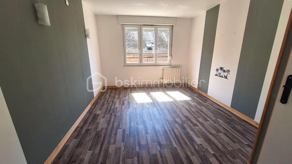 Venez découvrir cette maison située dans une impasse à deux pas de la collégiale Notre-Dame de l'Assomption!
Elle vous séduira par ses volumes ainsi que sa luminosité.
Une fois la porte franchie vous trouverez un grand couloir desservant une belle pièce de vie, un bureau, une salle de bain, un WC ainsi qu'une cuisine.
A l'étage, 3 belles chambres, une salle d'eau ainsi qu'un espace grenier vous offrant la possibilité de réaliser aisément une 4ème chambre.
Vous disposez également d'une cave.

Extérieur : Une terrasse pour vos repas en famille ainsi qu'un grand garage avec fosse et arrivée d'eau.
Le tout bâti sur 239m² de terrain.

Pour votre confort toutes les huisseries sont en double vitrage PVC.
Le DPE est affiché en D.
Radiateur électrique.
Parking à proximité immédiate pour recevoir des amis ou de la famille.
Ecole et collège sur place ainsi que toutes les commodités.
Taxe foncière : 1 100€
Tout à l'égout.

N'hésitez pas à nous contacter pour une visite.