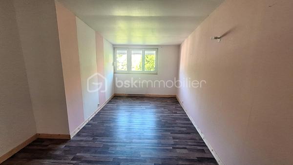 Venez découvrir cette maison située dans une impasse à deux pas de la collégiale Notre-Dame de l'Assomption!
Elle vous séduira par ses volumes ainsi que sa luminosité.
Une fois la porte franchie vous trouverez un grand couloir desservant une belle pièce de vie, un bureau, une salle de bain, un WC ainsi qu'une cuisine.
A l'étage, 3 belles chambres, une salle d'eau ainsi qu'un espace grenier vous offrant la possibilité de réaliser aisément une 4ème chambre.
Vous disposez également d'une cave.

Extérieur : Une terrasse pour vos repas en famille ainsi qu'un grand garage avec fosse et arrivée d'eau.
Le tout bâti sur 239m² de terrain.

Pour votre confort toutes les huisseries sont en double vitrage PVC.
Le DPE est affiché en D.
Radiateur électrique.
Parking à proximité immédiate pour recevoir des amis ou de la famille.
Ecole et collège sur place ainsi que toutes les commodités.
Taxe foncière : 1 100€
Tout à l'égout.

N'hésitez pas à nous contacter pour une visite.