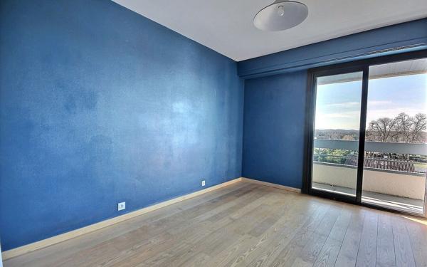 Appartement à vendre    3 pièces • 76,69 m2 Pau