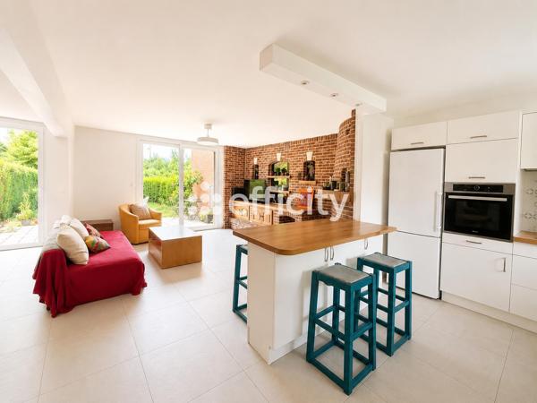 Maison
         5 pièces
        - 95 m² 369 950 € *