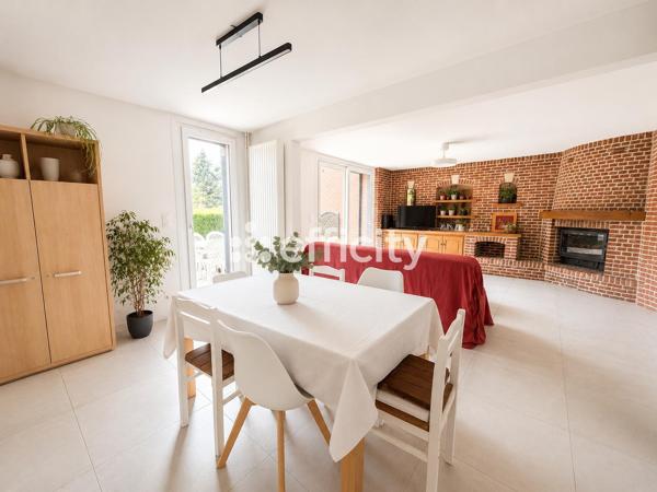 Maison
         5 pièces
        - 95 m² 369 950 € *