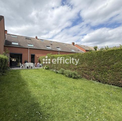 Maison
         5 pièces
        - 95 m² 369 950 € *