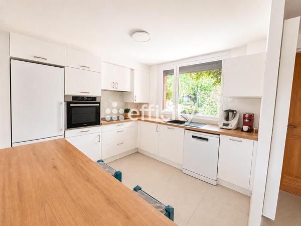 Maison
         5 pièces
        - 95 m² 369 950 € *