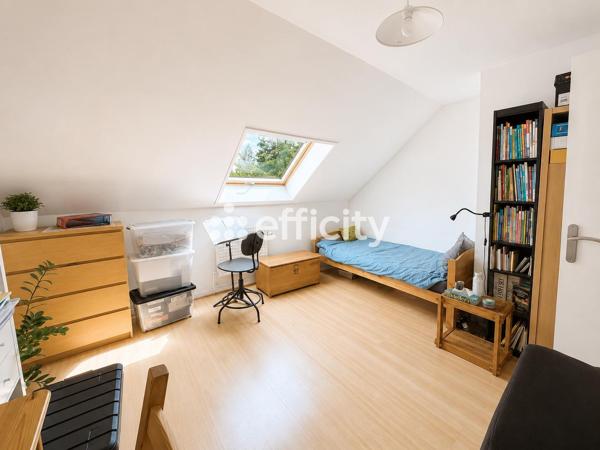 Maison
         5 pièces
        - 95 m² 369 950 € *