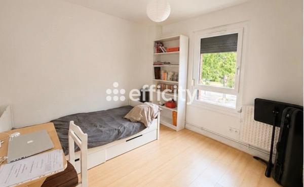 Maison
         5 pièces
        - 95 m² 369 950 € *