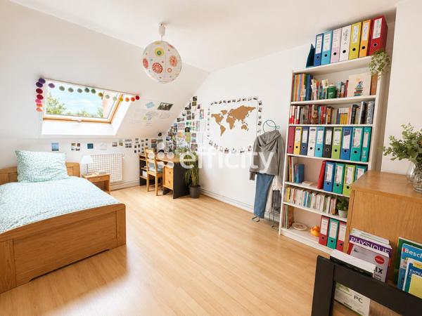 Maison
         5 pièces
        - 95 m² 369 950 € *
