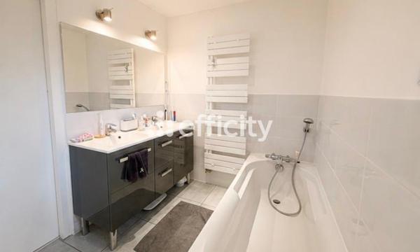 Maison
         5 pièces
        - 95 m² 369 950 € *