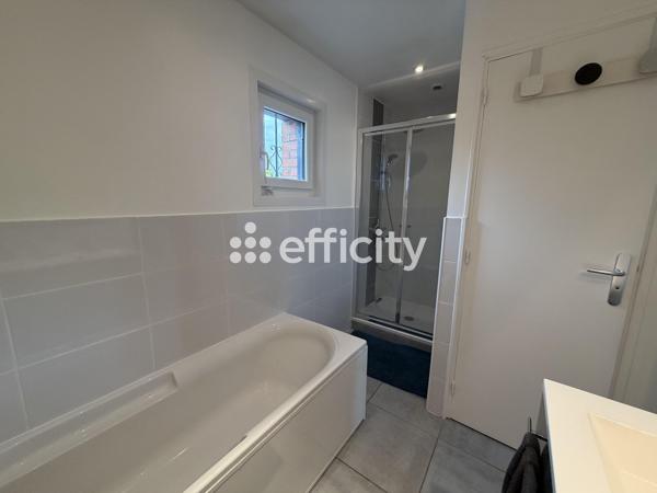Maison
         5 pièces
        - 95 m² 369 950 € *