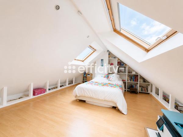 Maison
         5 pièces
        - 95 m² 369 950 € *