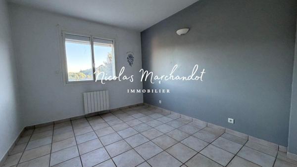 Layoule- maison avec terrasses et jardin