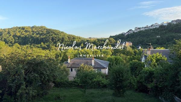 Layoule- maison avec terrasses et jardin