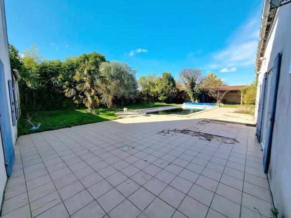 MAISON CHARENTAISE 180M2 - 4 CHAMBRES + BUREAU - PISCINE - TERRAIN 850M2