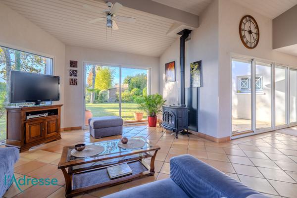 GRADIGNAN - Très belle maison d'architecte avec magnifique jardin et garage