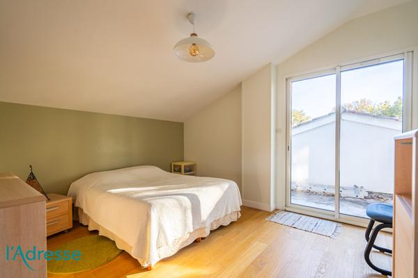 GRADIGNAN - Très belle maison d'architecte avec magnifique jardin et garage